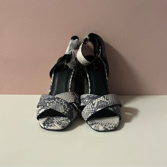 Qupid NIB Gray/Cream Snakeskin Faux Leather Peep Toe Ankle Strap Block Heel Sz 6 - Picture 1 of 8